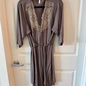 Elegant Taupe Lace-Trimmed Robe VISCOSE